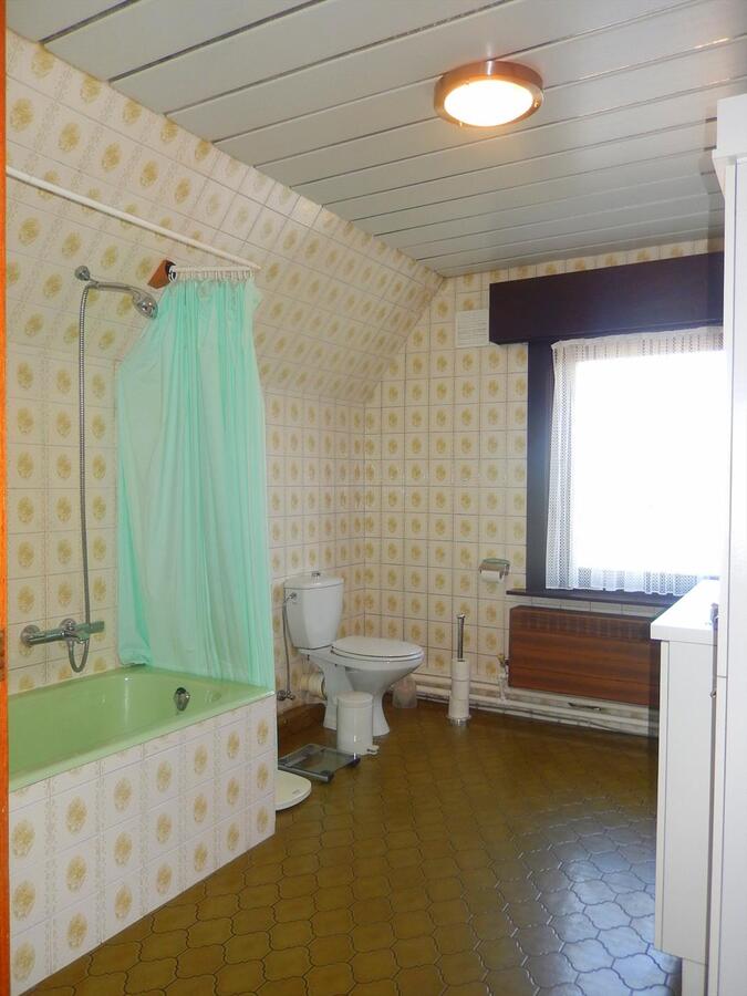 Instapklare woning met grote opslagplaats en 3 garages 