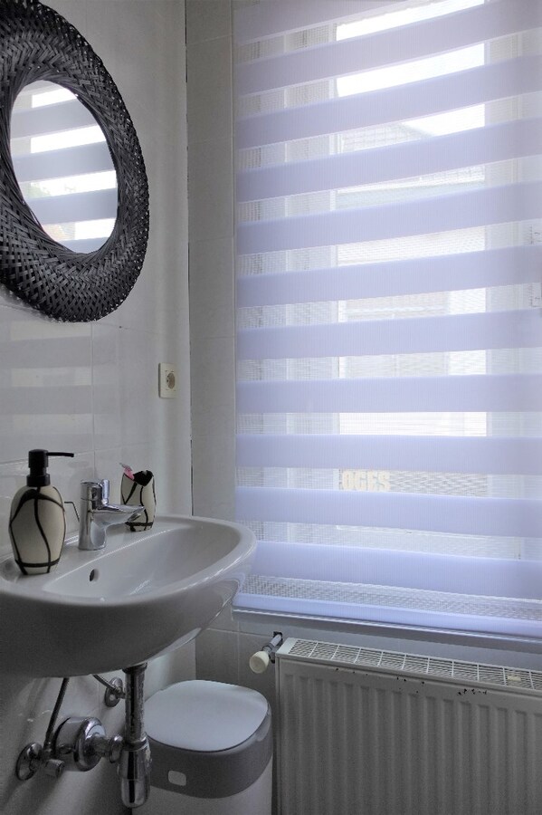 Gerenoveerde (deels) rijwoning met 2 slaapkamers 