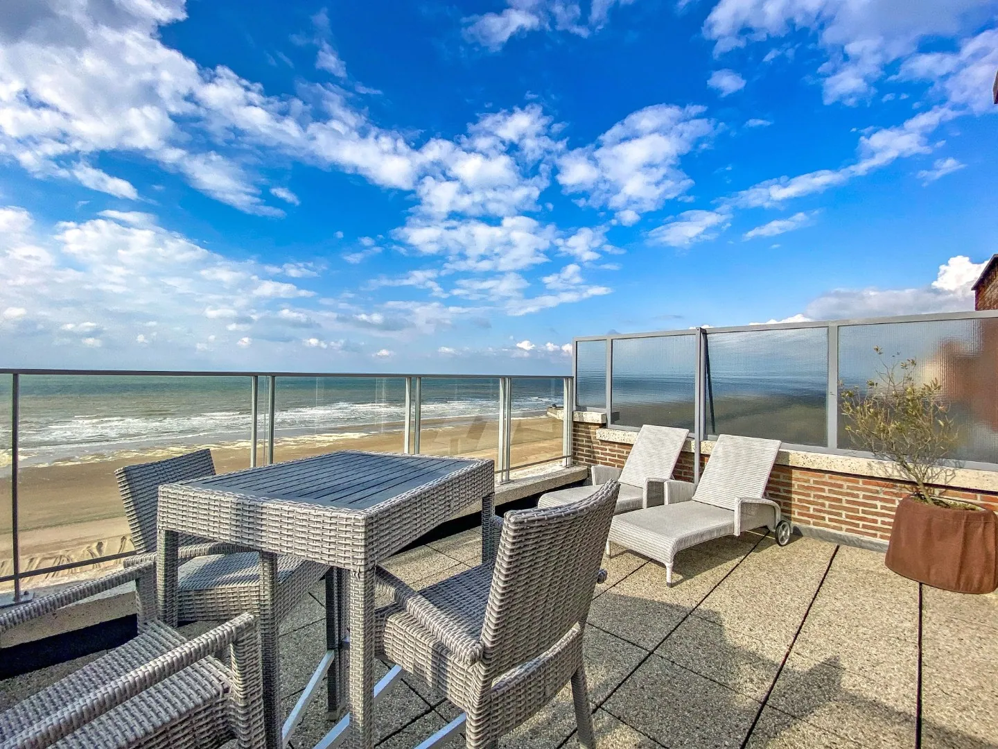 Penthouse met FRONTAAL ZEEZICHT en 2 GROTE TERRASSEN op de zeedijk te Koksijde-Bad. 