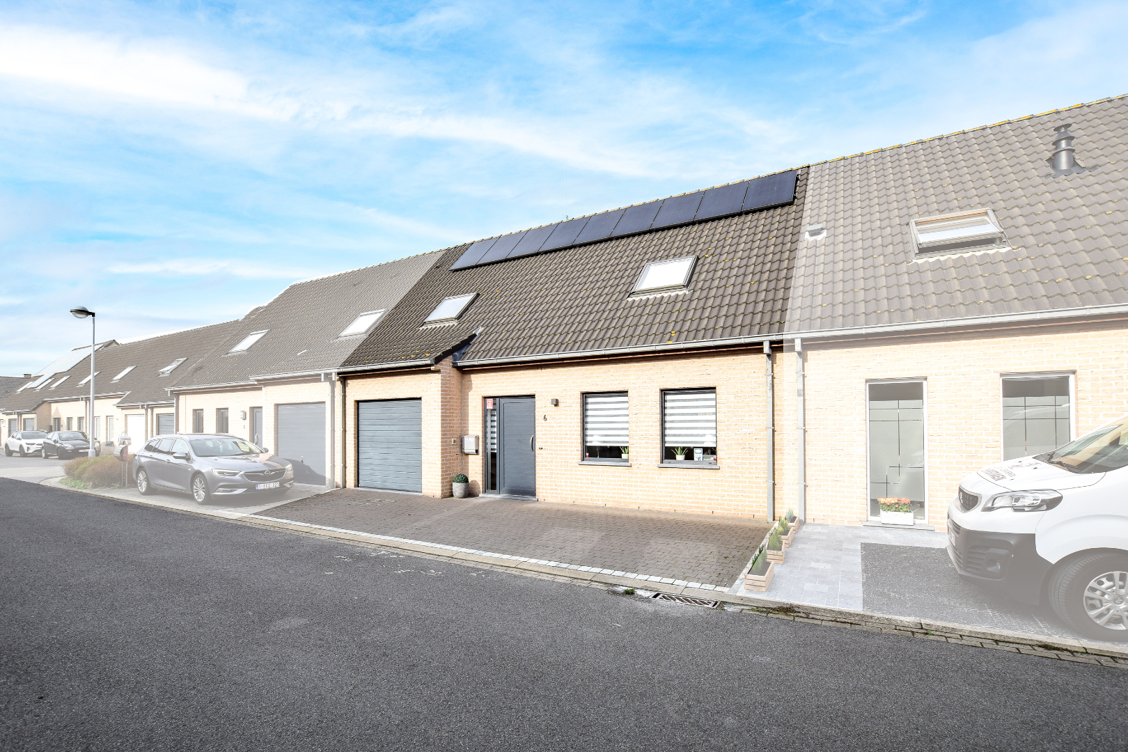 Instapklare energiezuinige woning met garage op 289m² te De Panne. 