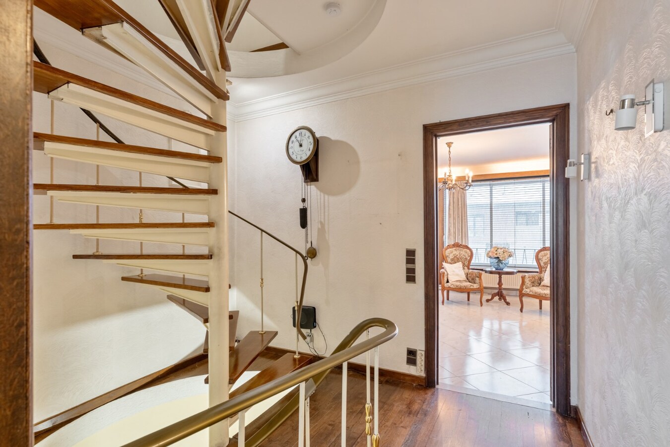 Centraal gelegen gebouw bestaande uit een handelspand op het gelijkvloers en een bovenliggend duplex-appartement! 