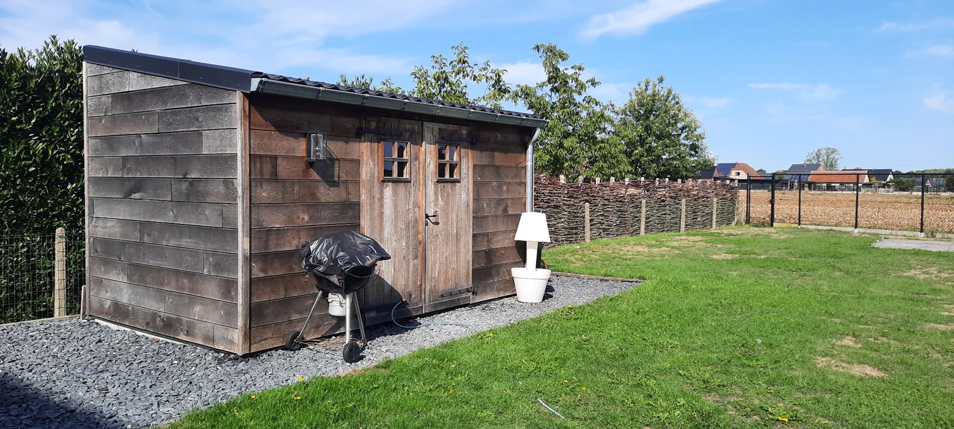 Een zeer goed afgewerkte en verzorgde recente woning, met 3 ruime slaapkamers, carport en fraaie tuin. 