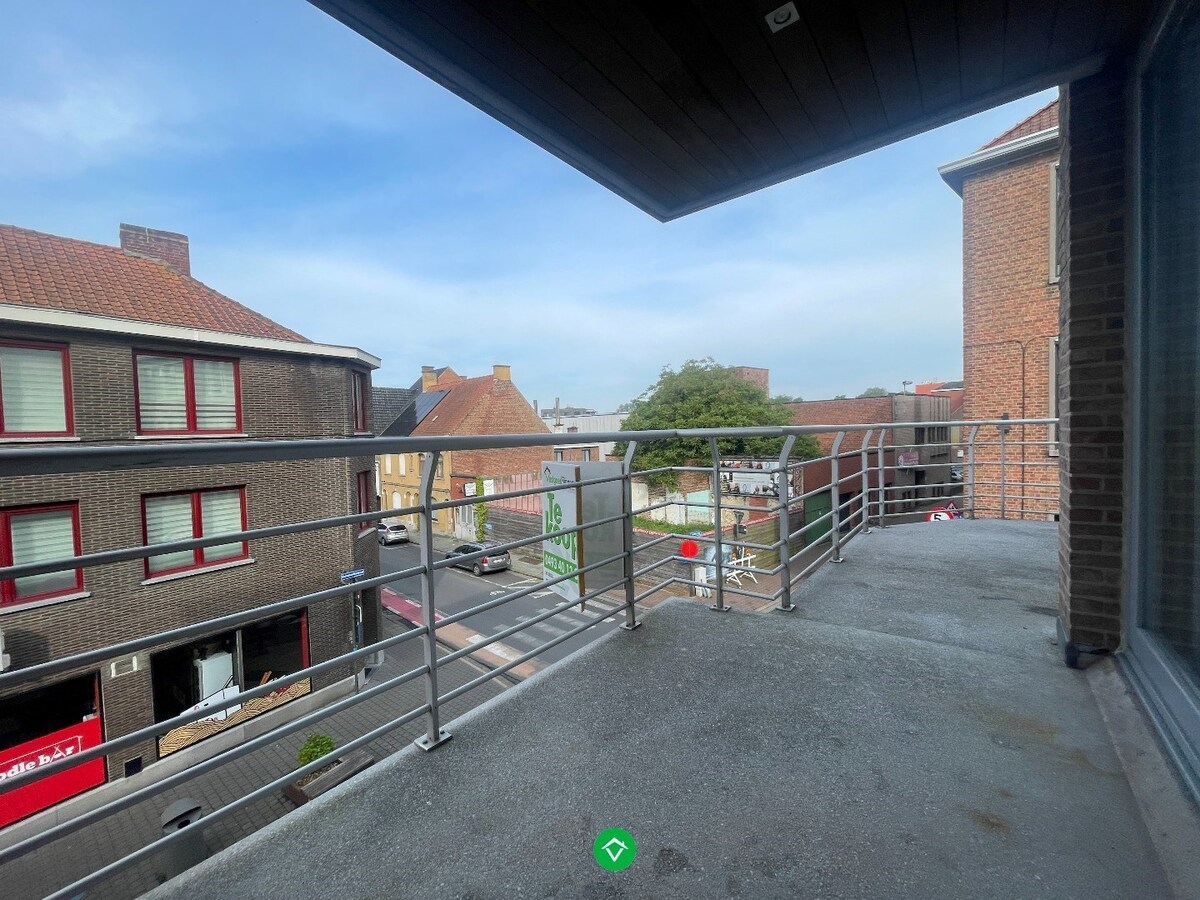 Appartement met 2 slaapkamers, terras en garage te centrum Roeselare 