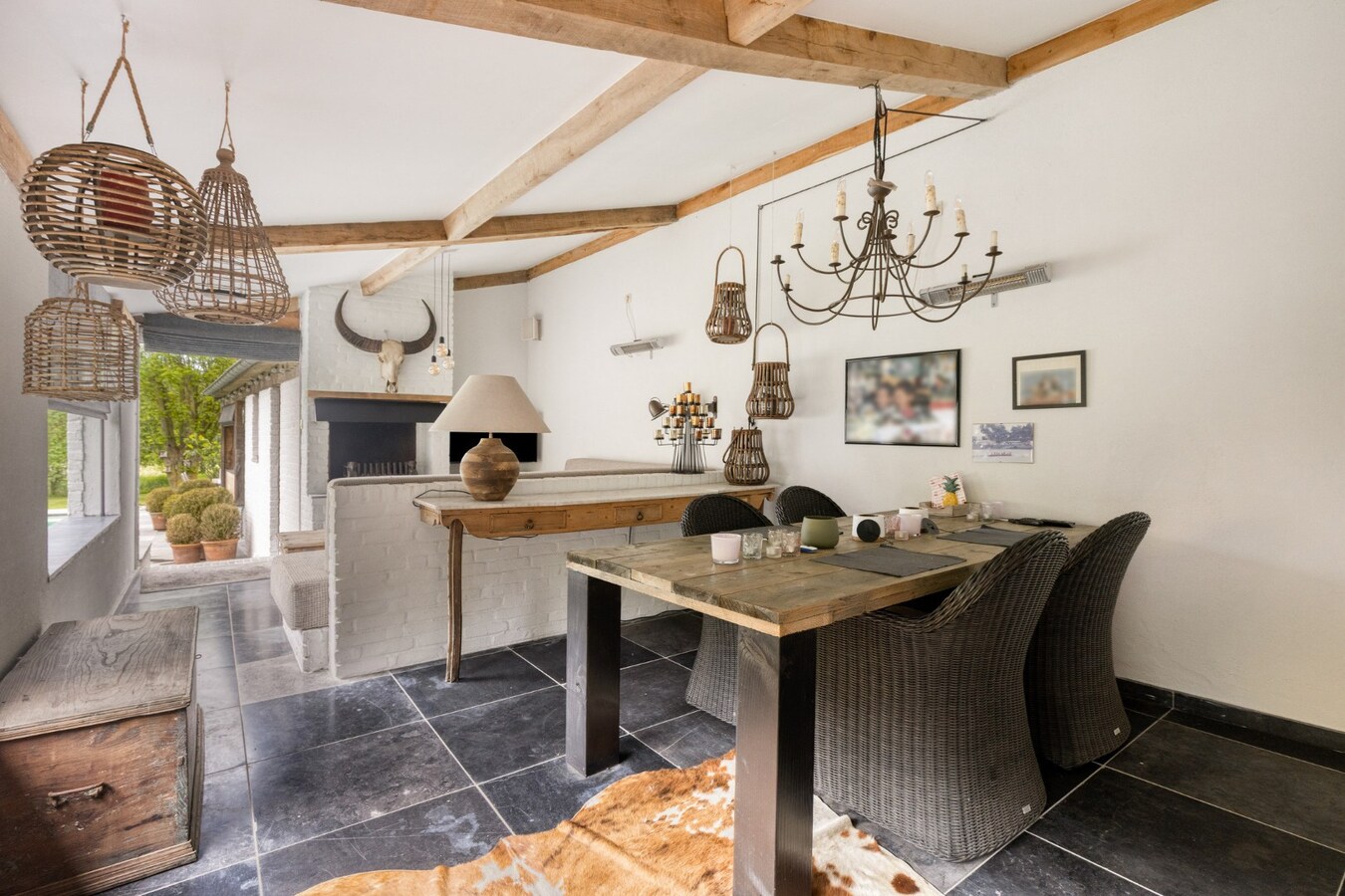 Karaktervolle woning met unieke uitstraling, omgeven door groen en absolute privacy 