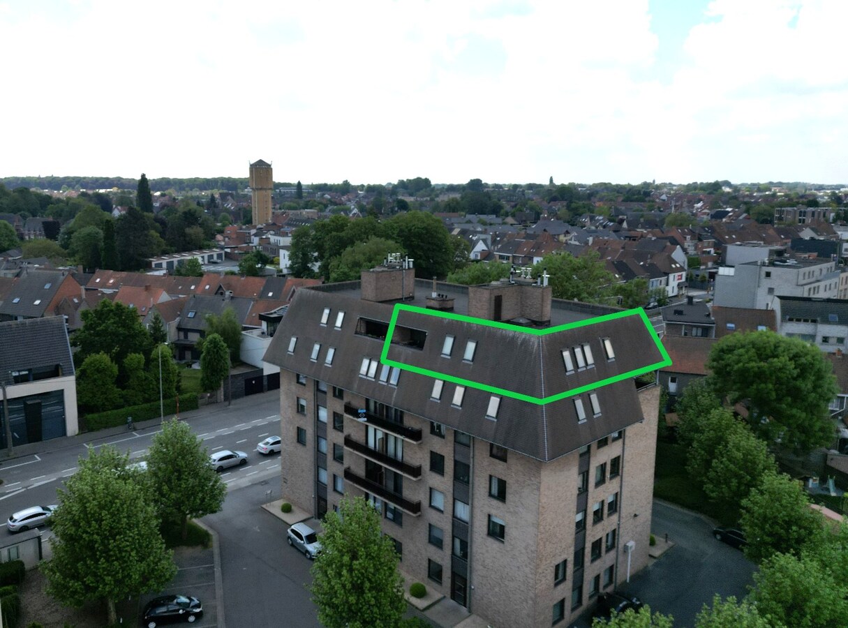 Instapklaar dakappartement met 4 slaapkamers, 2 terrassen en autostaanplaats te Roeselare (160m²) 