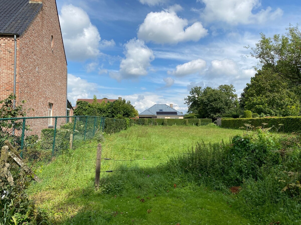 Bouwgrond van 898 m² in Bloemenwijk te Zoersel. 