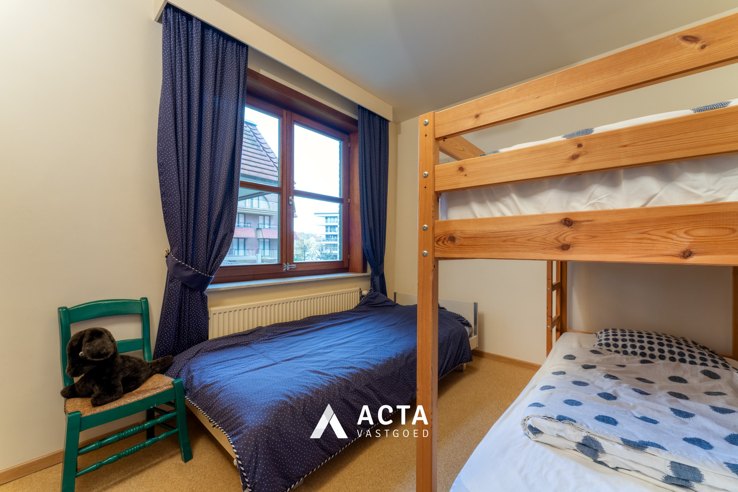 Ruim hoekappartement met twee slaapkamers in Mariakerke 