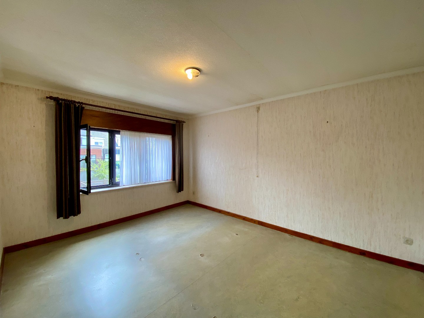 Zeer goed gelegen te renoveren gezinswoning met tuin en garage op 245 m²! 