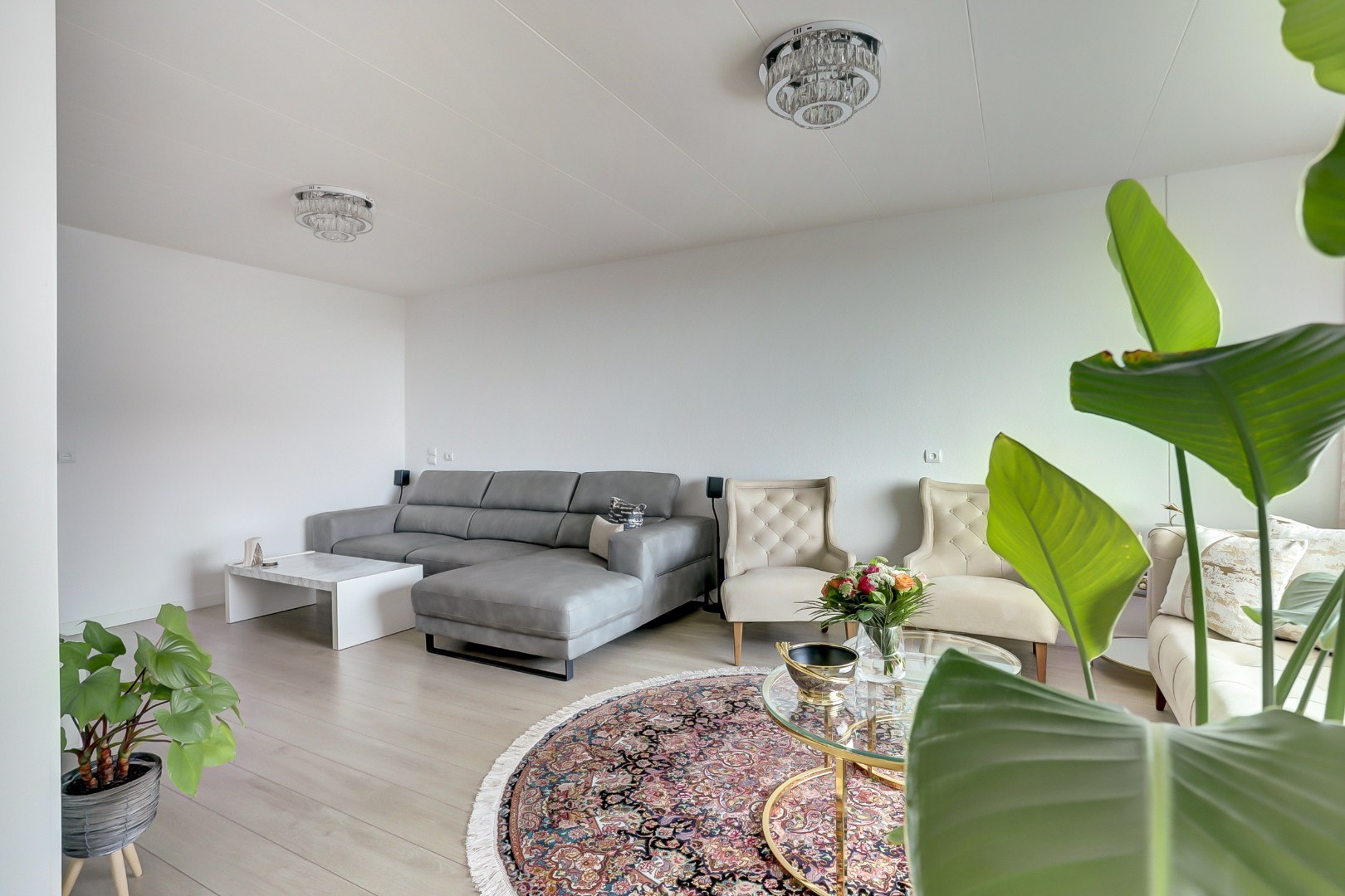 Zonder klussen te betrekken dit fraaie 4-kamer appartement op de 10e verdieping met 3 slaapkamers, fraaie keuken, moderne badkamer, mooi uitzicht en gelegen aan een groen park! 