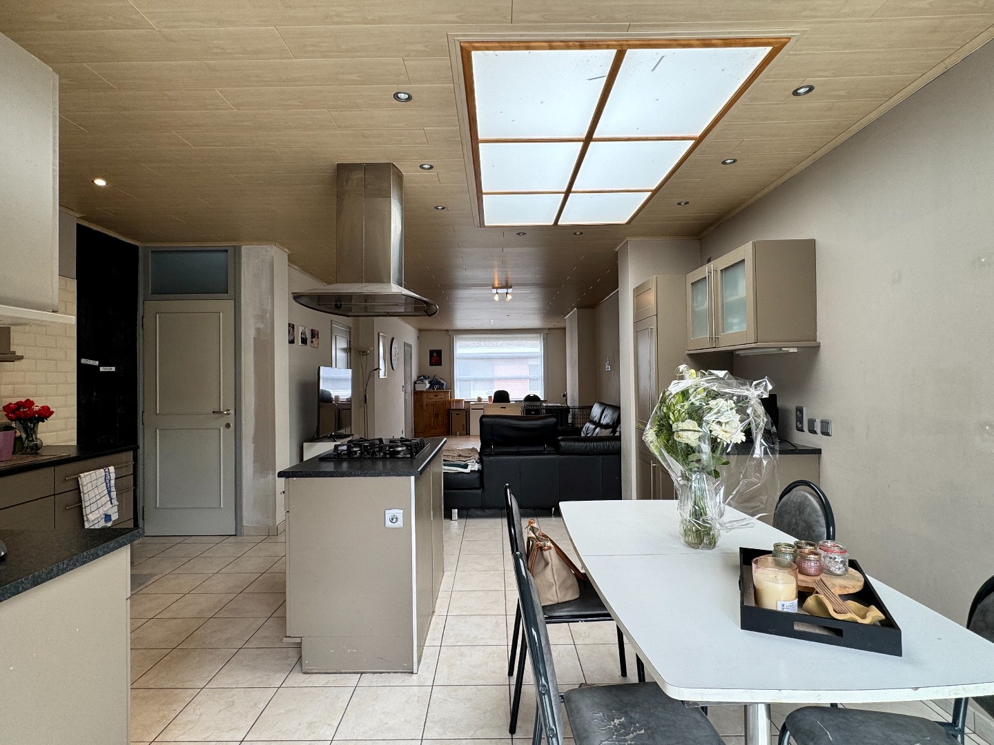 Gesloten bebouwing met 4 slaapkamers, binnenkoer en overdekte autostaanplaats. 