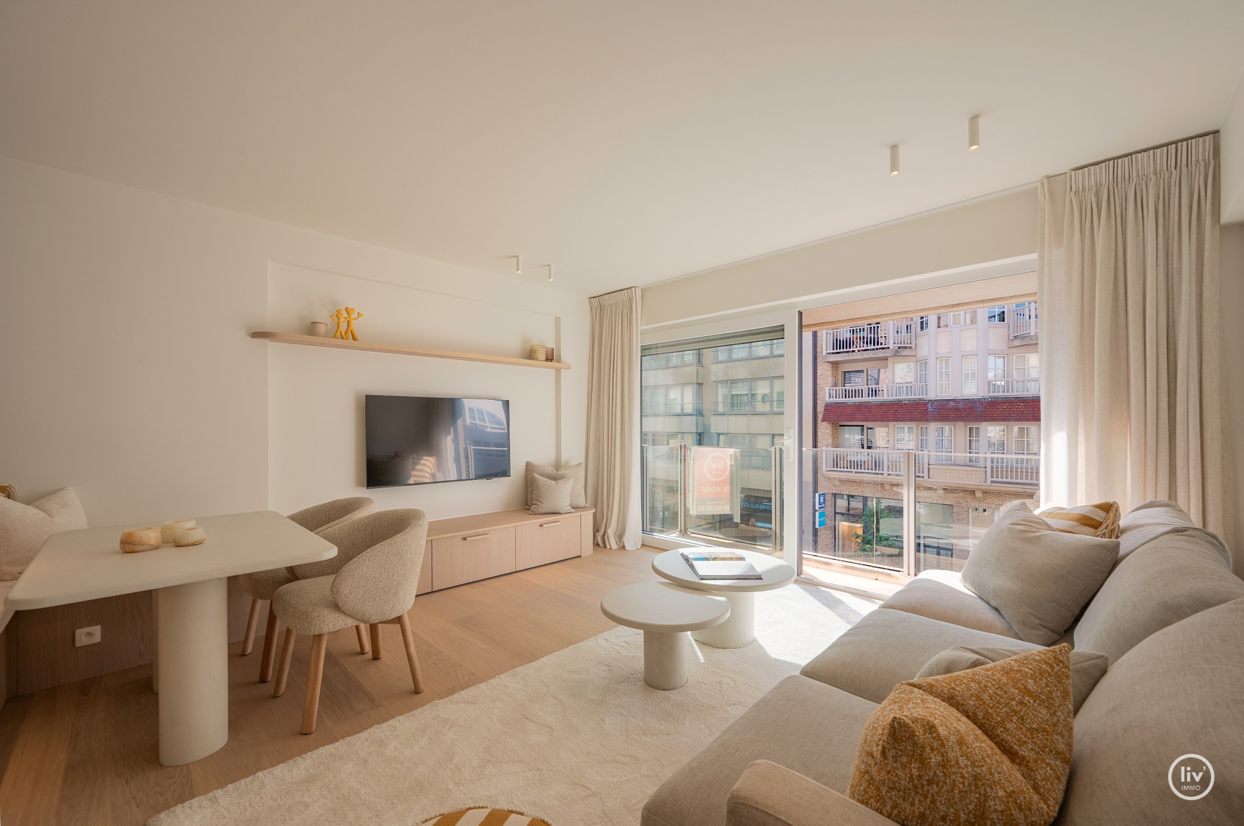 Luxueus gerenoveerd tweeslaapkamerappartement op toplocatie te Dumortierlaan. 