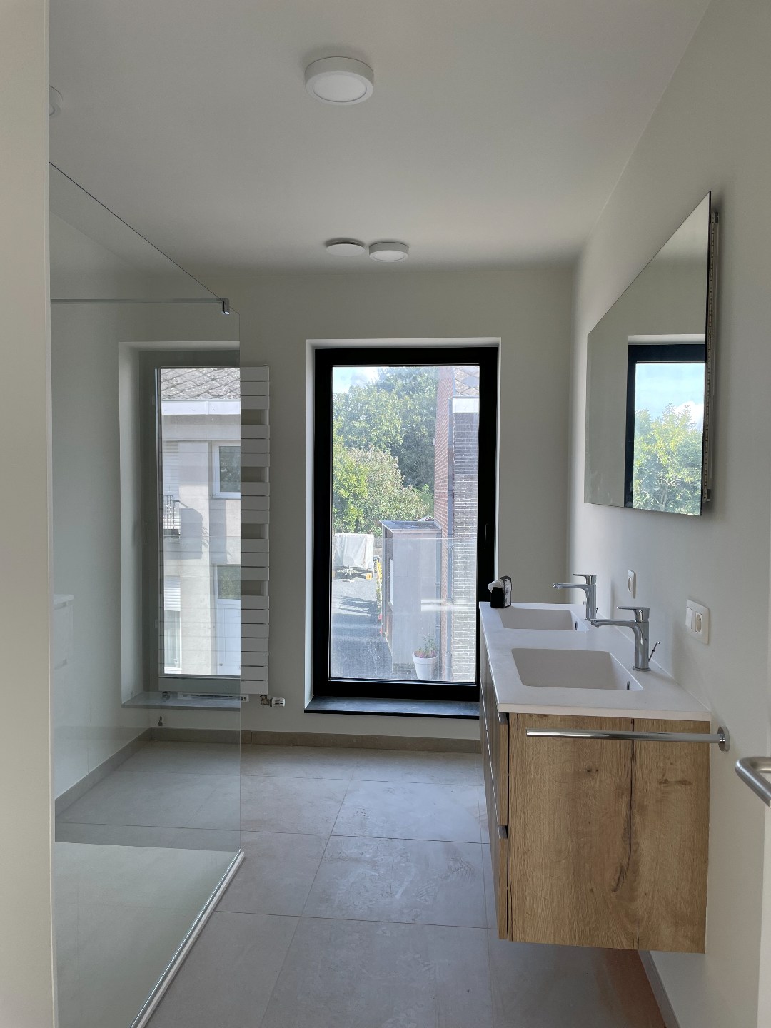 Zeer ruime moderne halfopen nieuwbouwwoning met tuin/terras en garage 