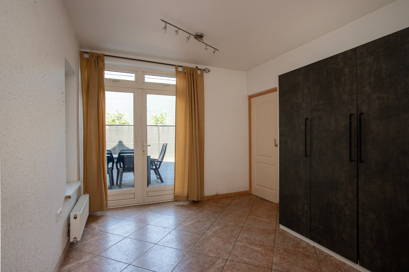 Uitgebouwde vrijstaande woning met berging gelegen op een perceel van 561 m2. 