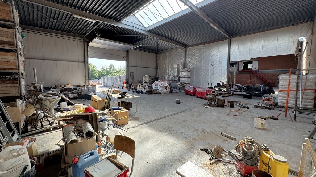 Magazijn met kantoren te huur vlakbij A12 in Wilrijk