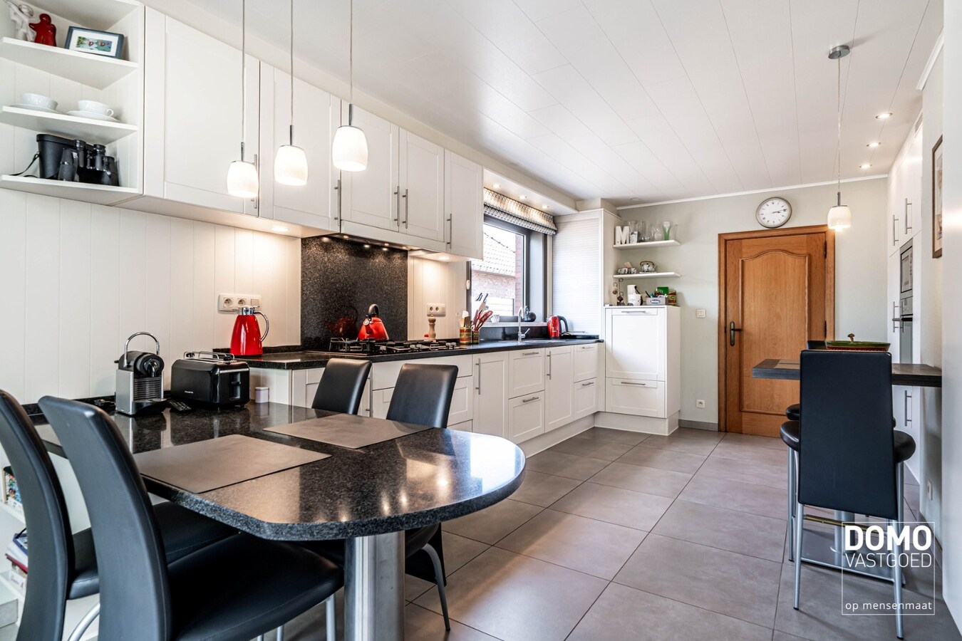 GERENOVEERDE, INSTAPKLARE GEZINSWONING MET 4 SLAAPKAMERS TE TUILT 