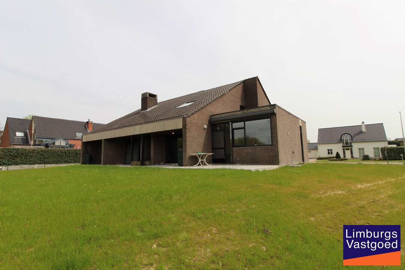 Ruime villa, 308m², 4 slpk, uitzicht op velden, 19a49ca 