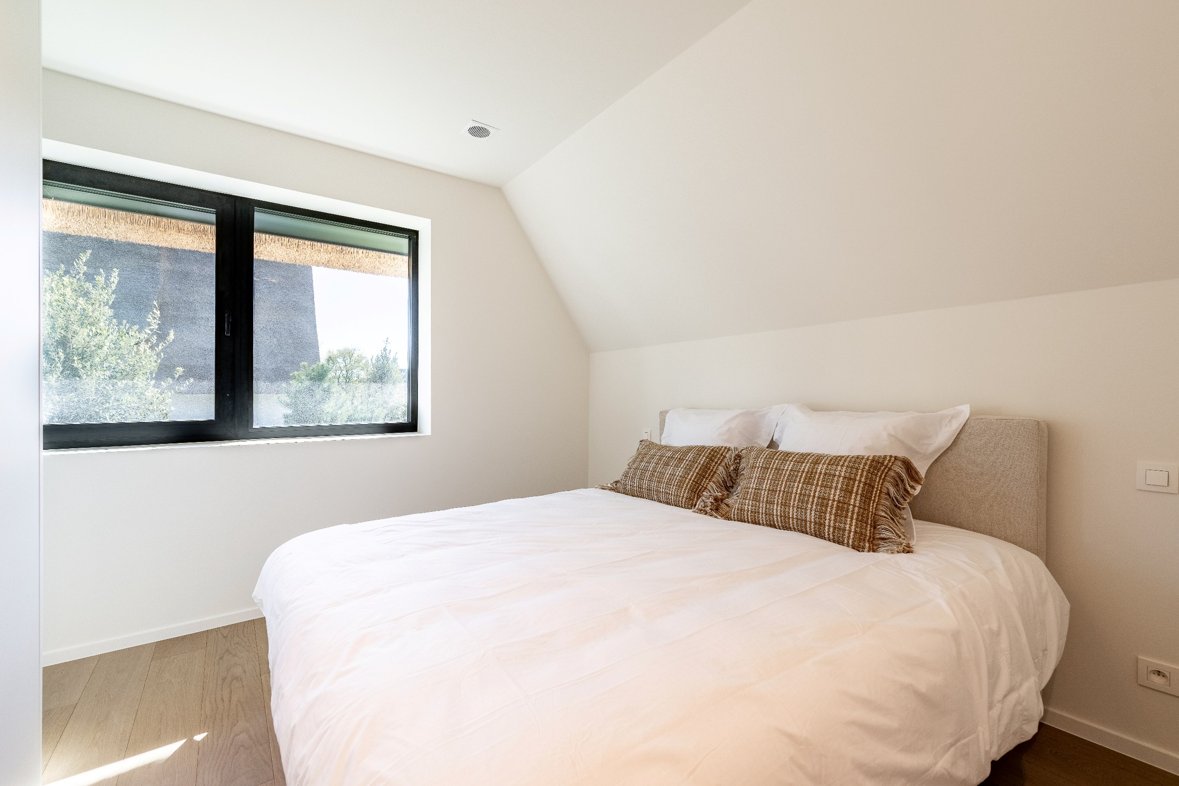 Indrukwekkende nieuwbouwvilla in hartje Zoute op enkele passen van de golf te Knokke. 