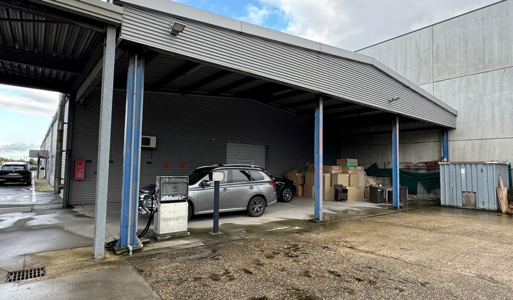 Magazijn met kantoren te huur in Merelbeke-Melle