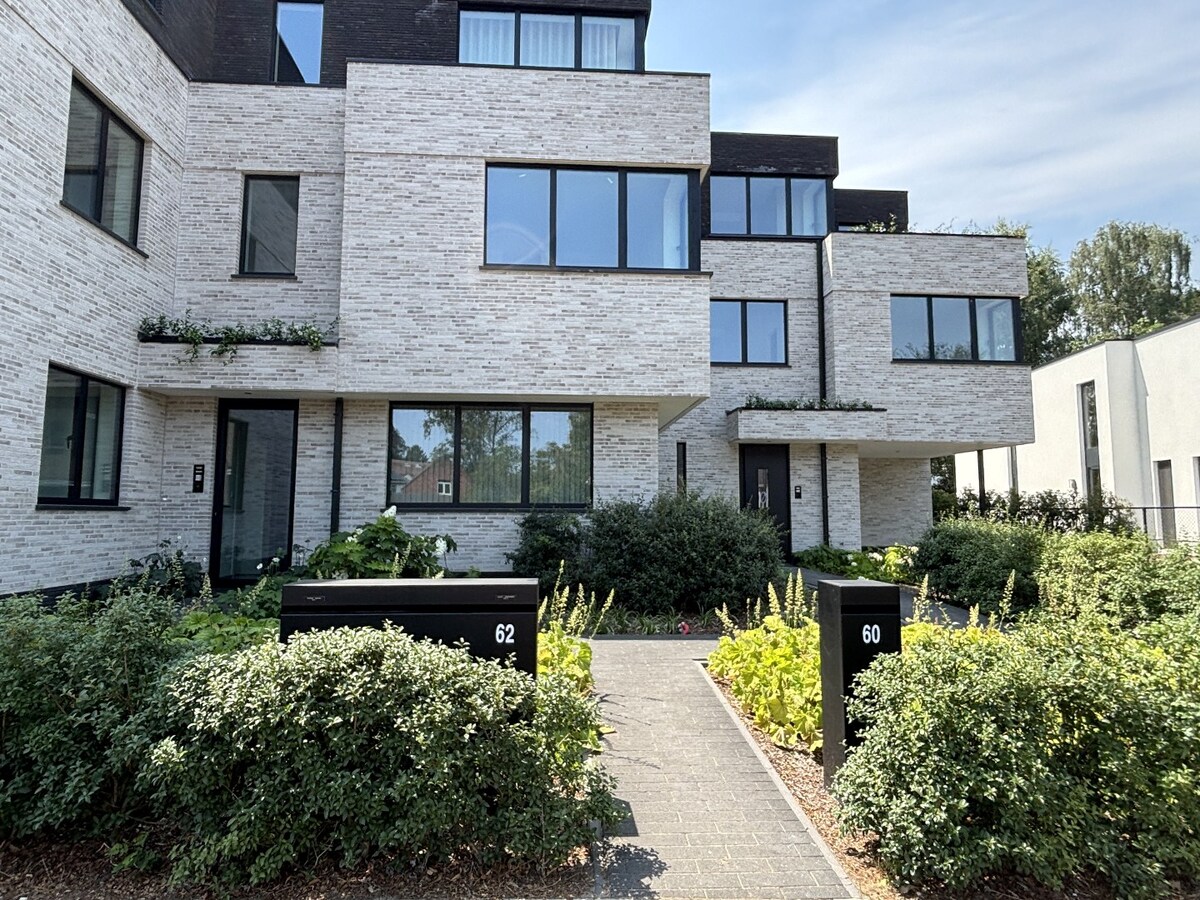 Luxueus én energievriendelijk nieuwbouw villa-appartement  van 168 m² met 3 slaapkamers + 2 ondergrondse staanplaatsen + ruime kelder in kleine residentie te Schilde 
