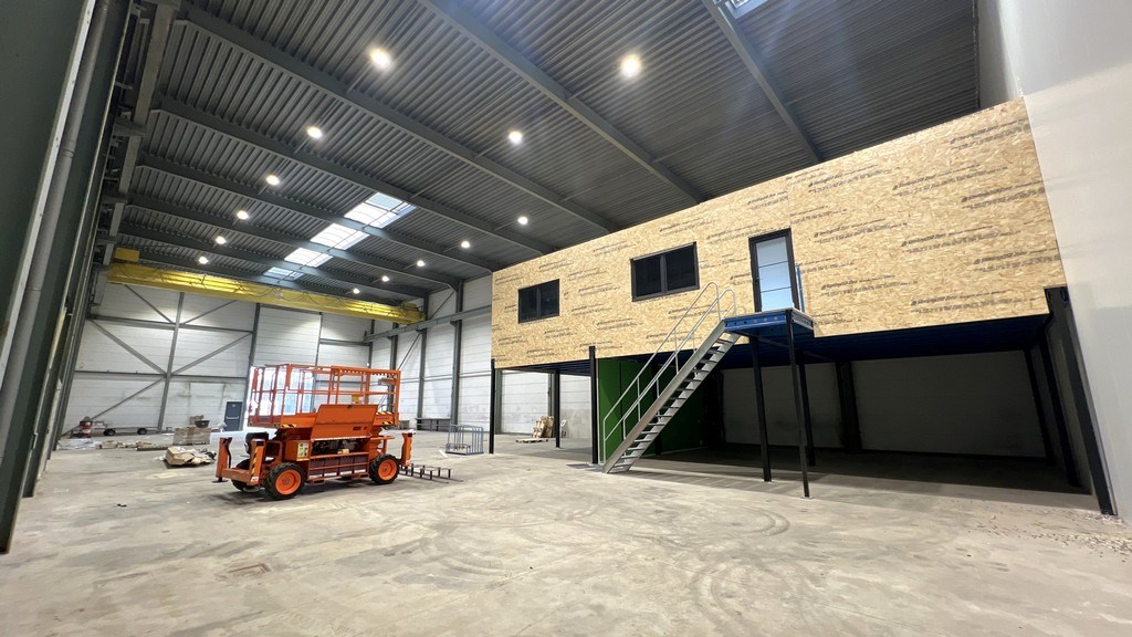 Loods met kantoor te huur in Europark-Noord te Sint-Niklaas