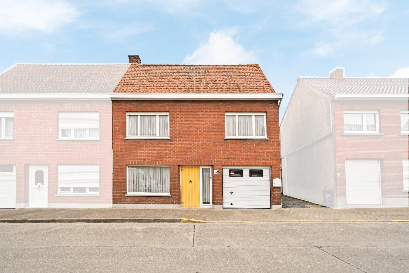 Halfopen woning met drie ruime slaapkamers en garage. 
