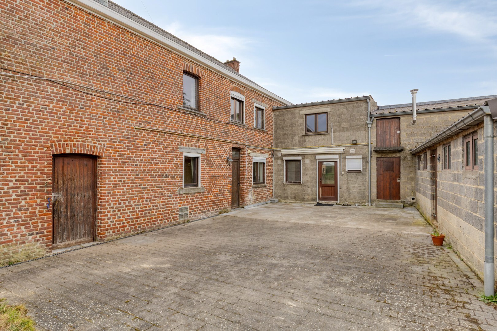 Mogelijkheid te splitsen in 2 woningen - Half open bebouwing (hoeve) met 5 slaapkamers, tuin, terras en zeer ruime garage in Oorbeek (Tienen)! – EPC 730 kWh/m² - bewoonbare opp. 195 m² 