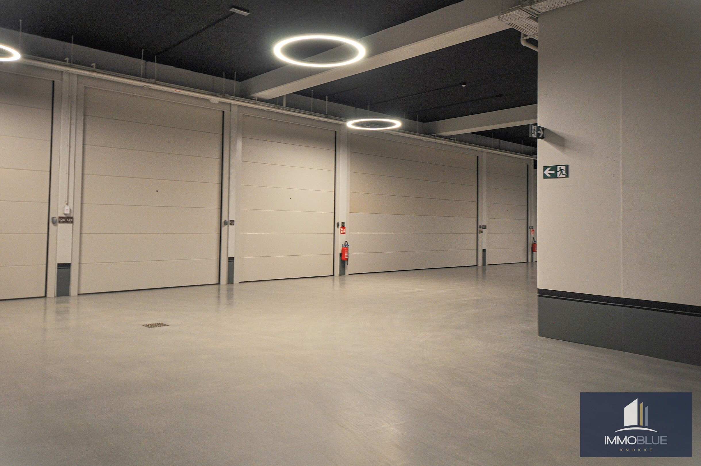 Zeer ruime garagebox van ongeveer 23m² gelegen in het zoute. 