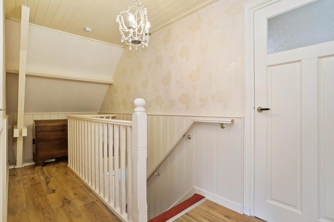 Fraai gelegen, karakteristiek vooroorlogs, vrijstaand gerenoveerd woonhuis op perceel van 1.035 m2 aan de Tonterstraat 42 te Riethoven. 