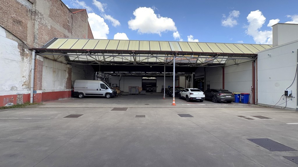 Showroom met magazijn te huur aan het Handelsdok in Gent