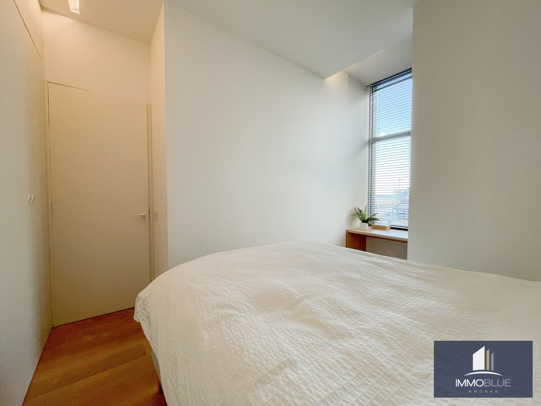 Uitzonderlijk, luxueus afgewerkt hoekappartement met frontaal zeezicht. 