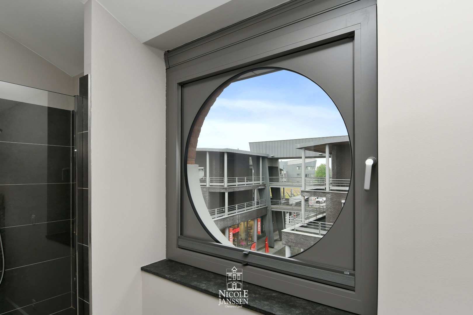 De ruime ensuite badkamer is een oase van luxe, met een dubbele wastafel, een modern toilet, een stijlvolle inloopdouche en een uitnodigend ligbad