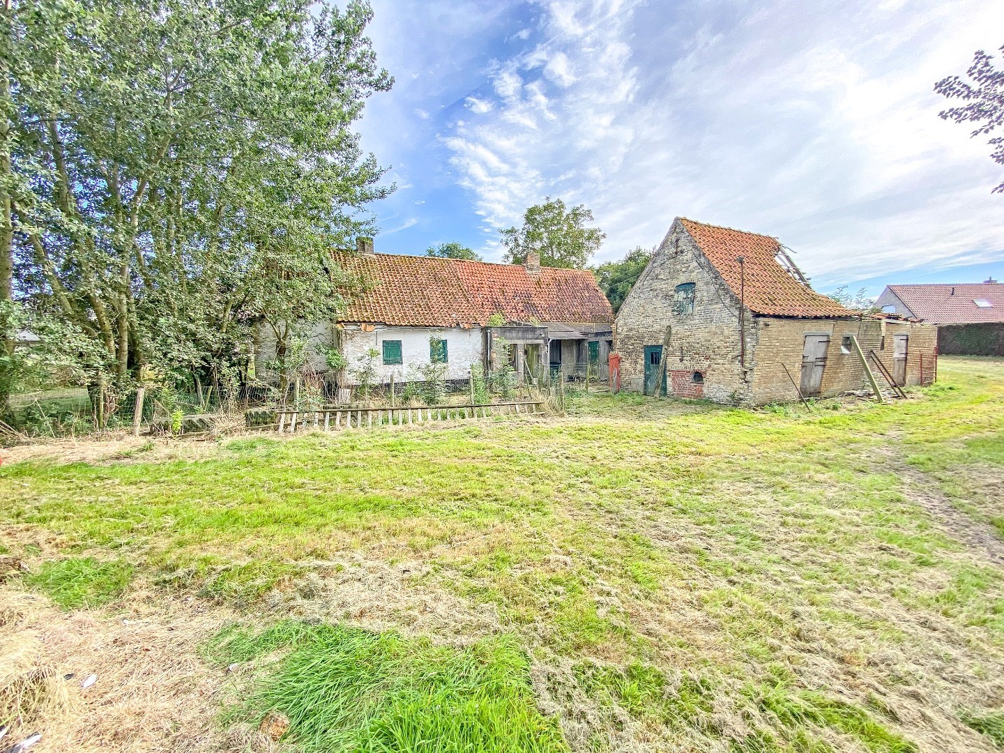 Te renoveren hoeve met veel potentieel in Alveringem. 