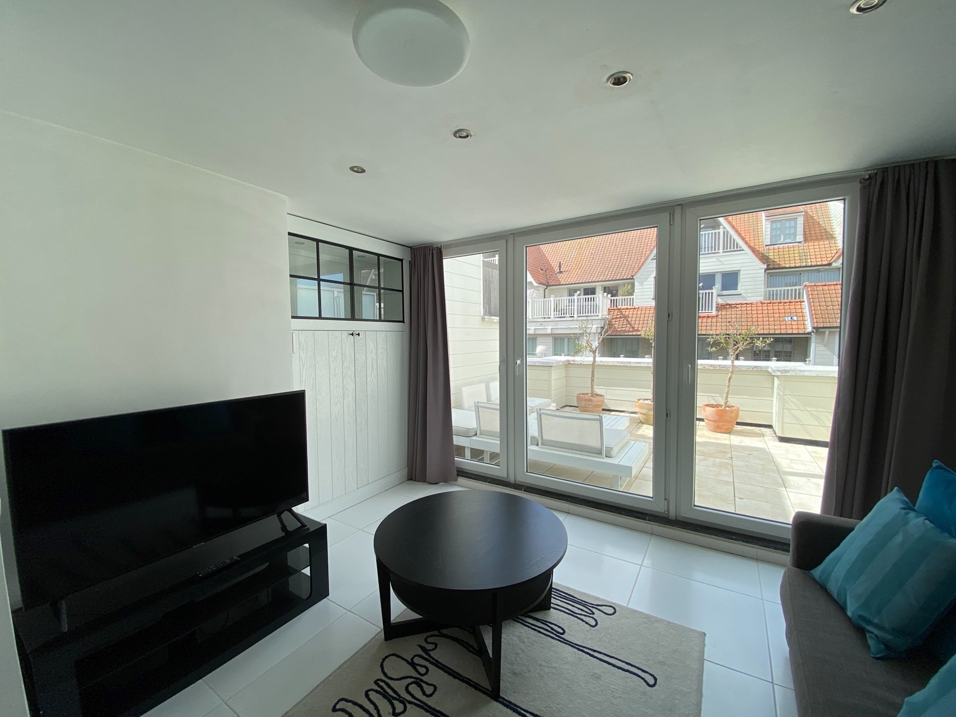 GEMEUBELD: Lichtrijke en recent gerenoveerde penthouse met ruim zuidgericht terras van 19m2, op wandelafstand van het strand en de winkels. 