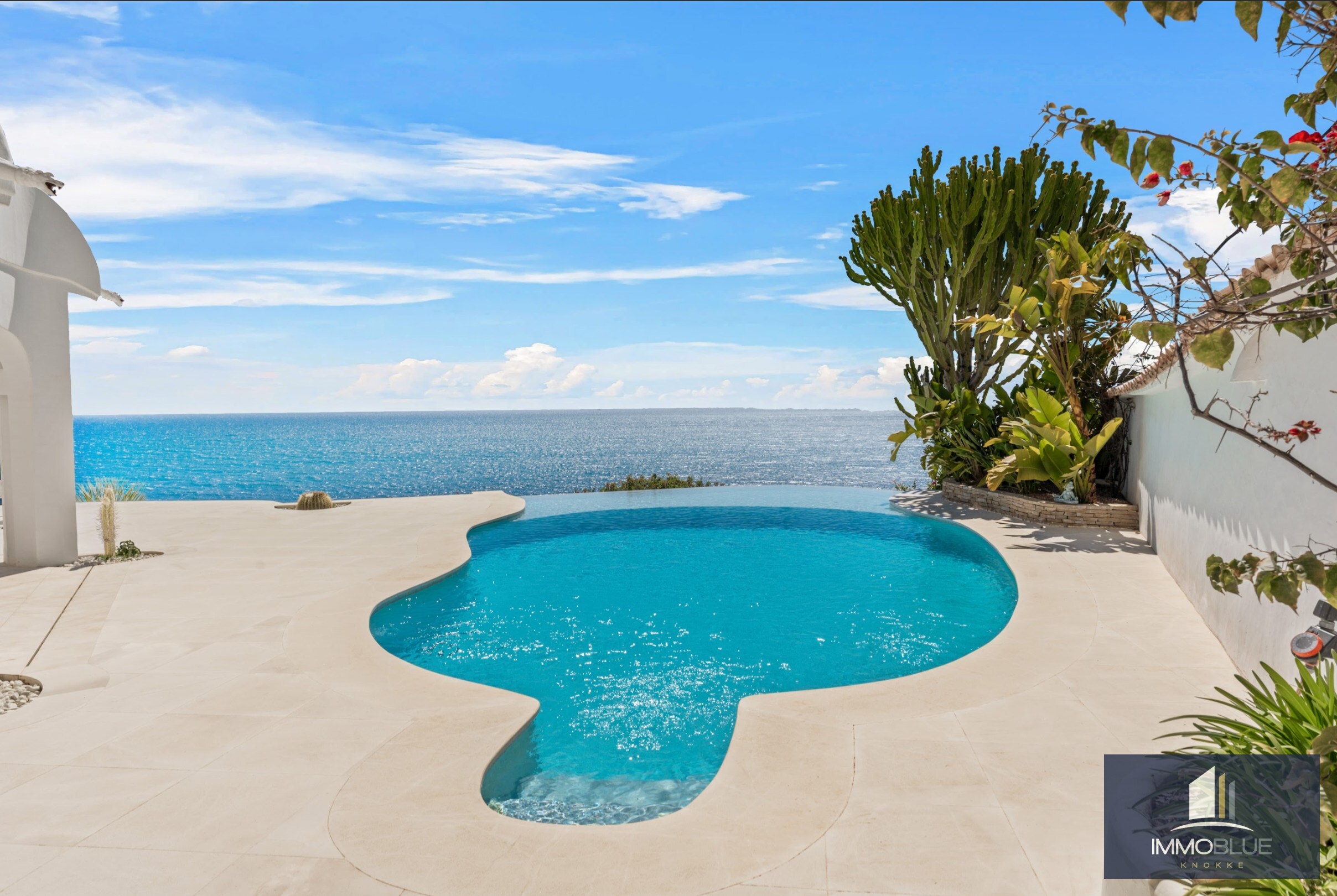 Villa méditerranéenne moderne avec vue mer spectaculaire 