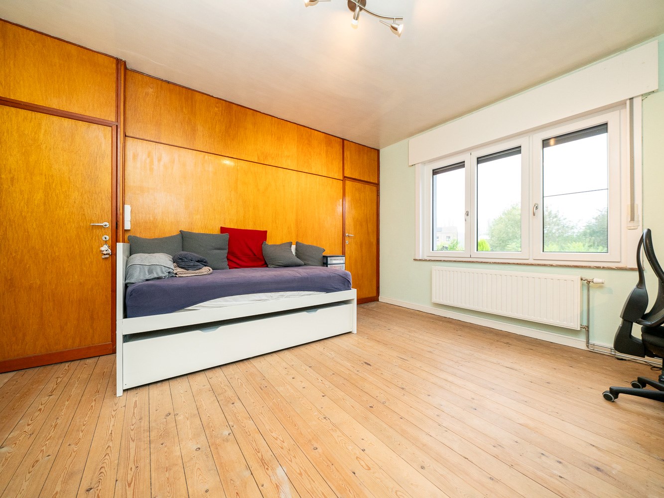 Volledige gerenoveerde 3-gevel woning 