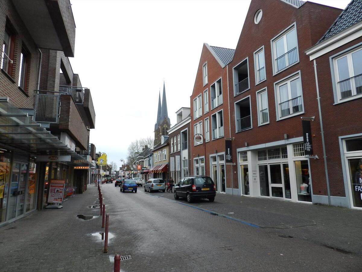 Ruim woon-winkelpand in het centrum van Kaatsheuvel. Het object heeft zowel het huisnummer 66 als 68. Zowel de woning als de winkel hebben een eigen toegang. 