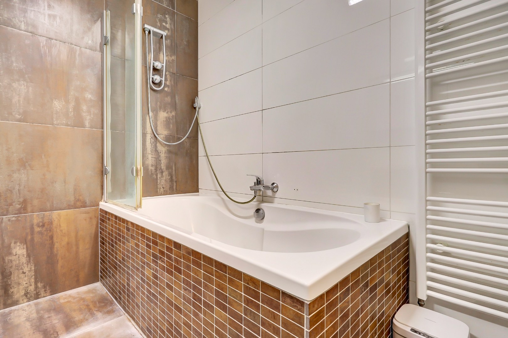 In de jonge woonwijk Nesselande in deelplan Haag en Park gelegen 5 kamer tussenwoning met houten berging en parkeerplaats op 131 m² eigen grond. 