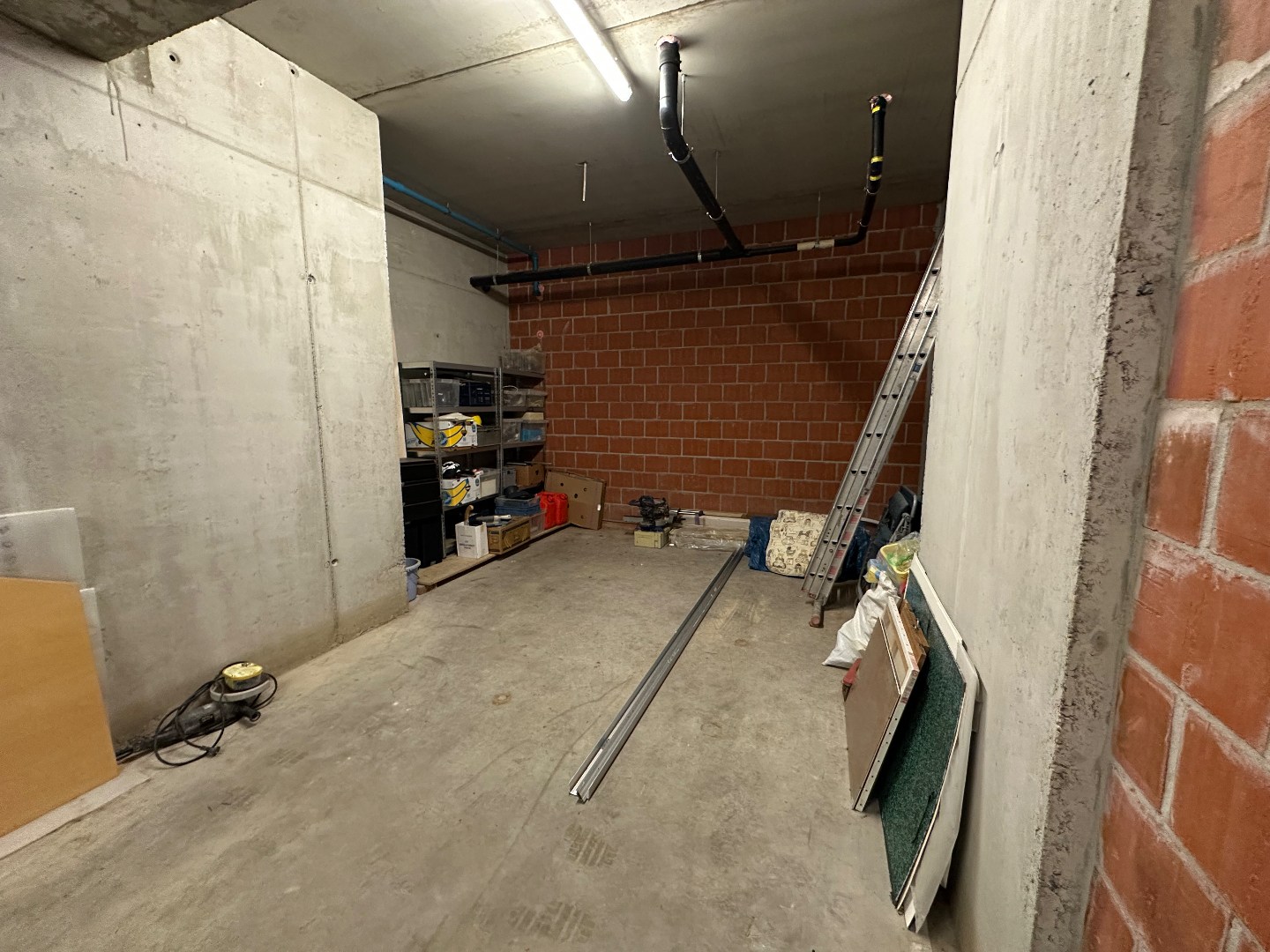 Ruime en recente garagebox (34 m²) in Nieuwpoort stad 