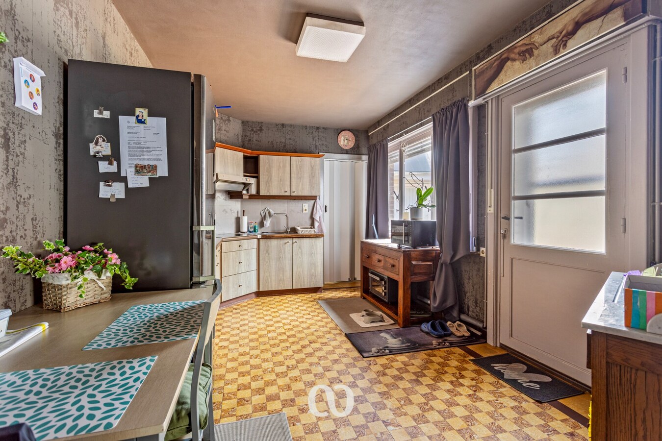 Op te knappen woning met 3 slaapkamer, oprit en garage op toplocatie 