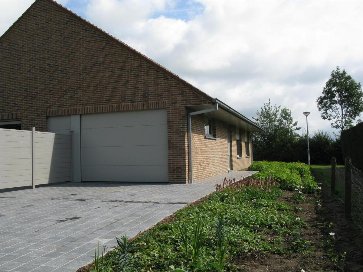 Rustig gelegen, energiezuinige gelijkvloerswoning met garage 