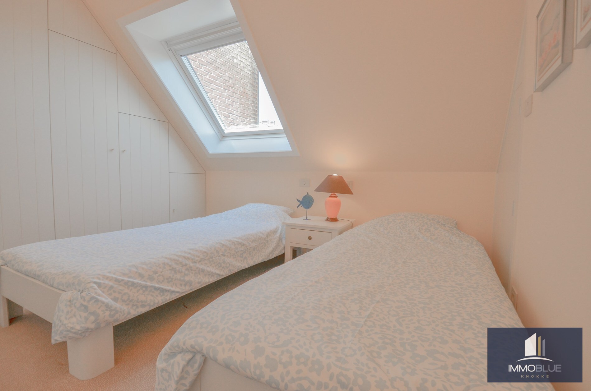 Appartement duplex élégant avec terrasses ensoleillées et vue dégagée sur les villas du Zoute. 