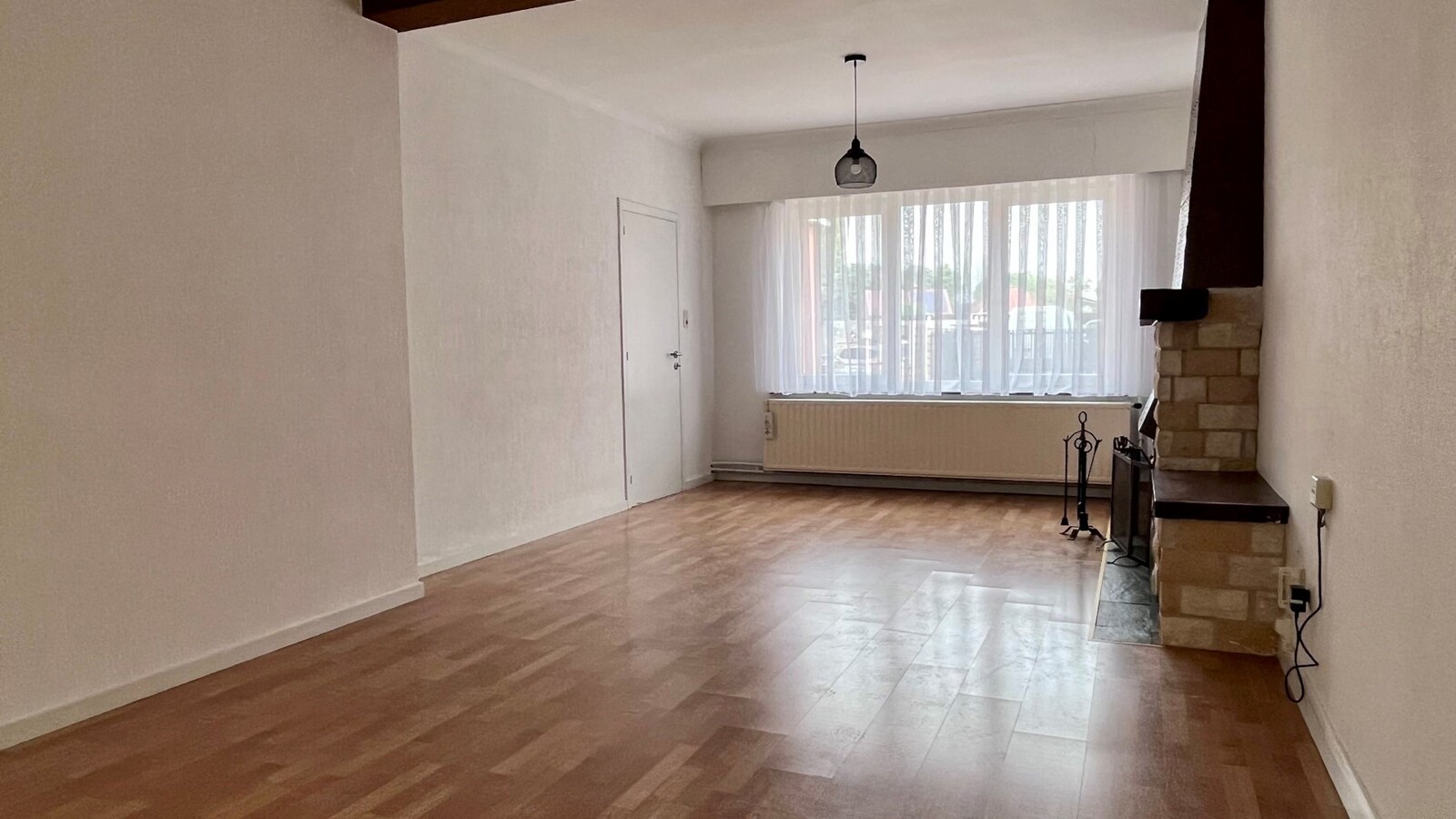 Gerenoveerde woning met prachtige tuin, gelegen in het centrum van kermt. 