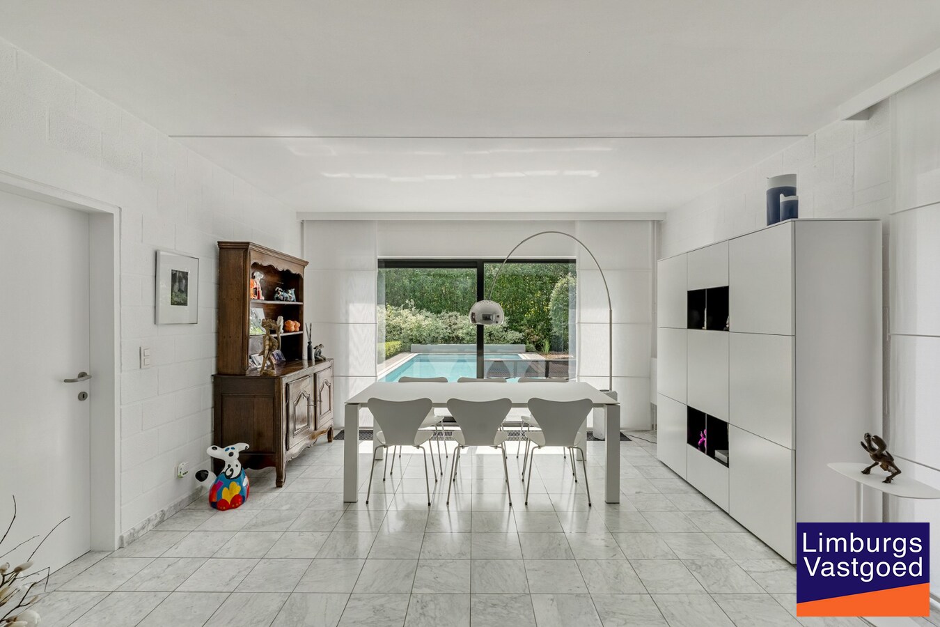 Moderne architectenwoning met mooie tuin en zwembad, 5 slaapkamers in Hasselt, OB op 8a12ca in doodlopende straat 