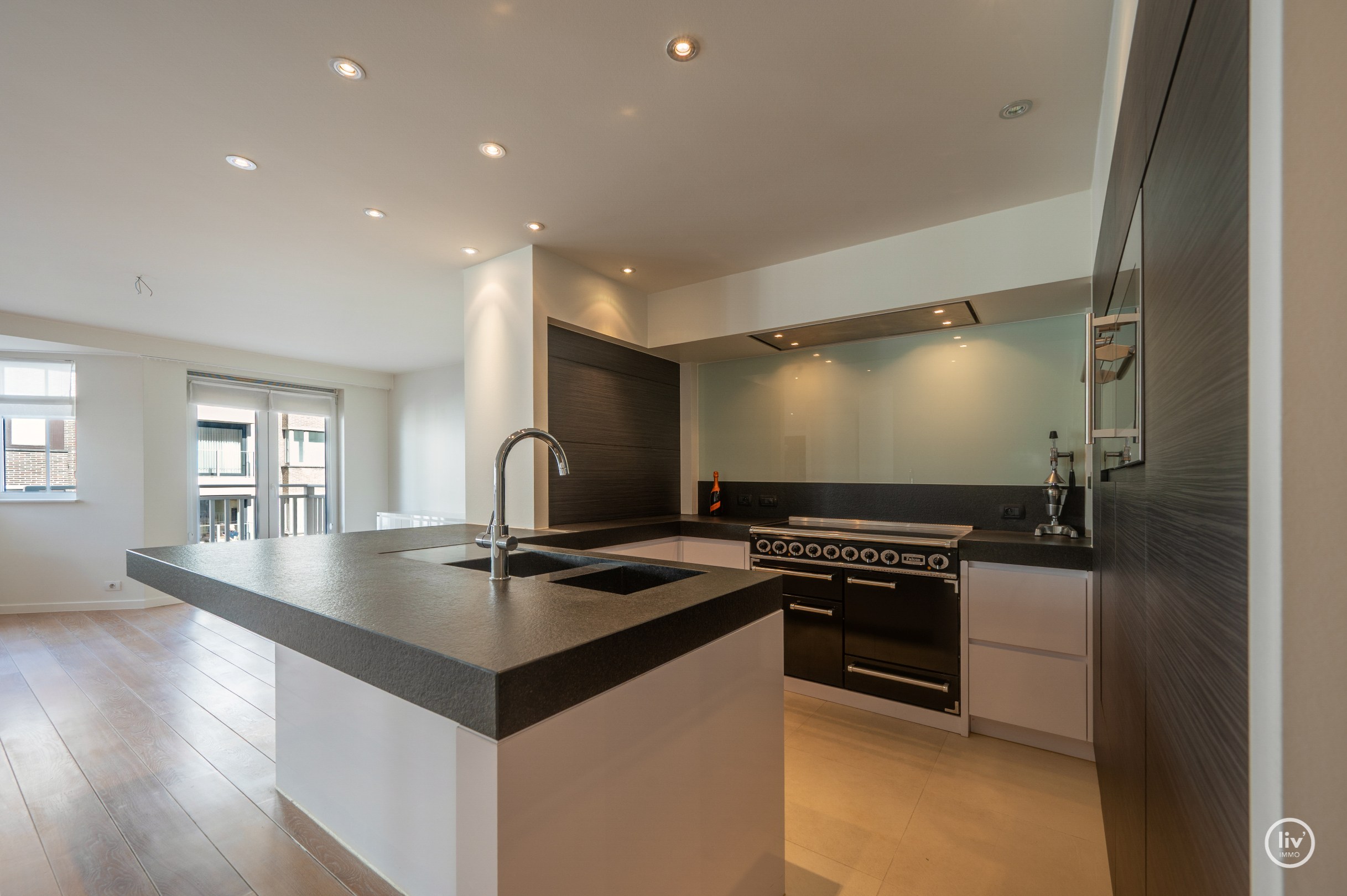 Appartement exceptionnellement spacieux avec une largeur de façade exceptionnelle et une superficie totale de 163 m², idéalement situé sur l'avenue Dumortier à Knokke. 