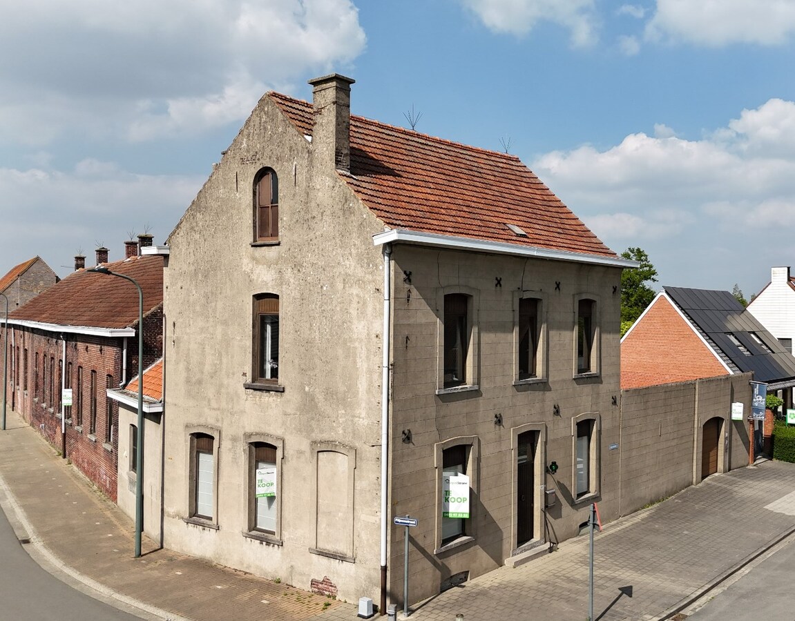 Grote eigendom met atelier. 