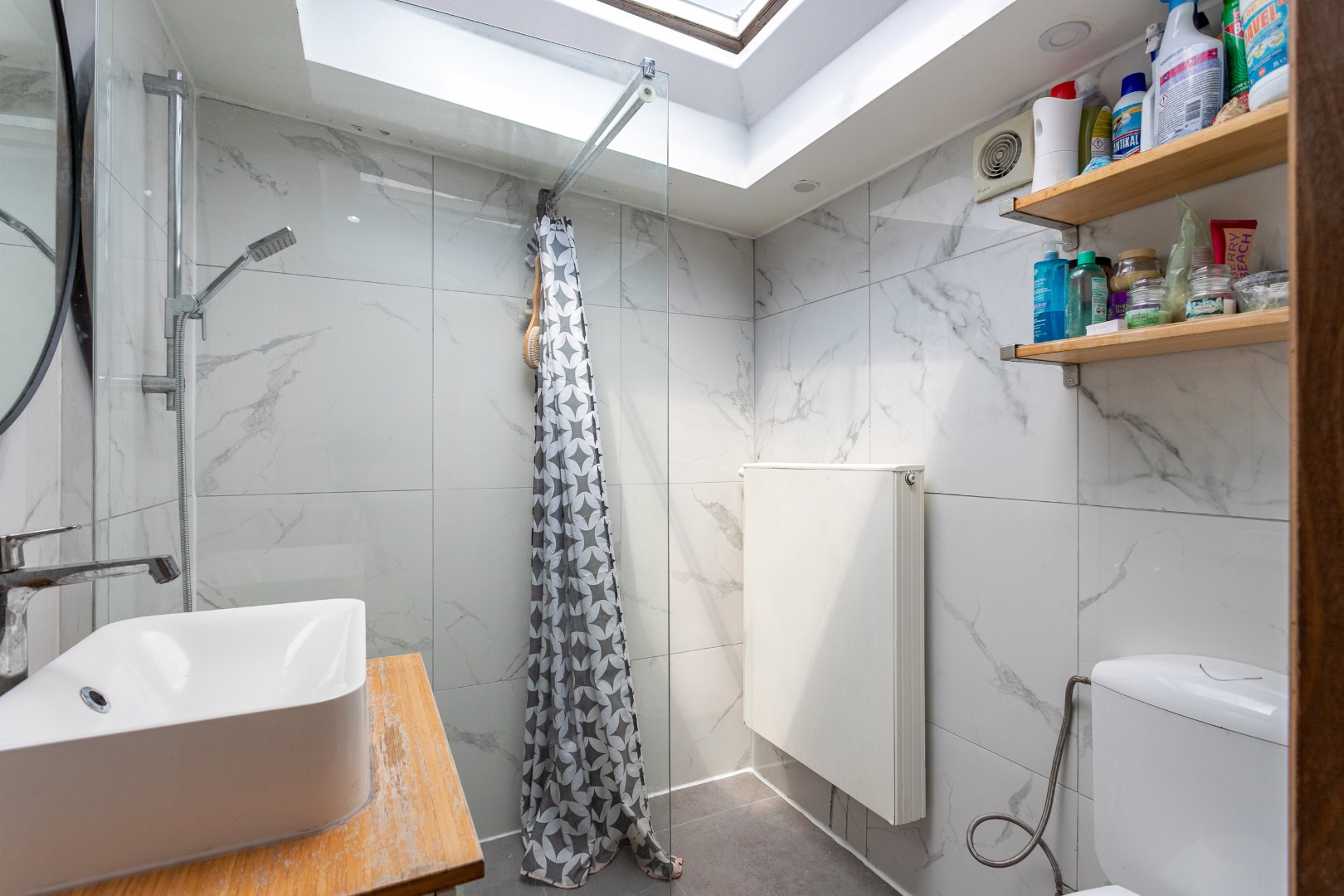Instapklare woning met 4 slpks en binnenkoer op uitstekende ligging in centrum Halle 