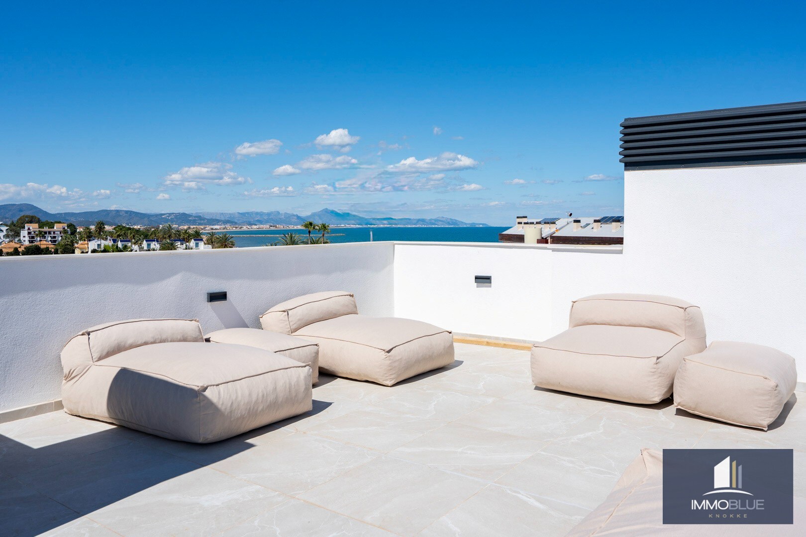 penthouse de luxe avec vue panoramique sur la mer et terrasses très spacieuses 