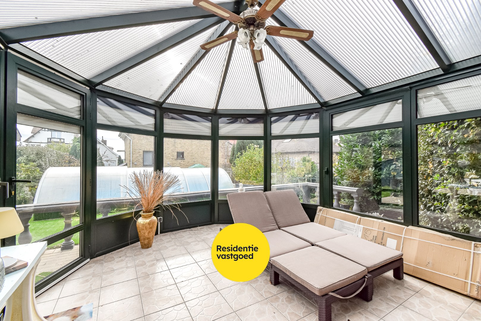 Ruime te renoveren villa op rustige ligging 