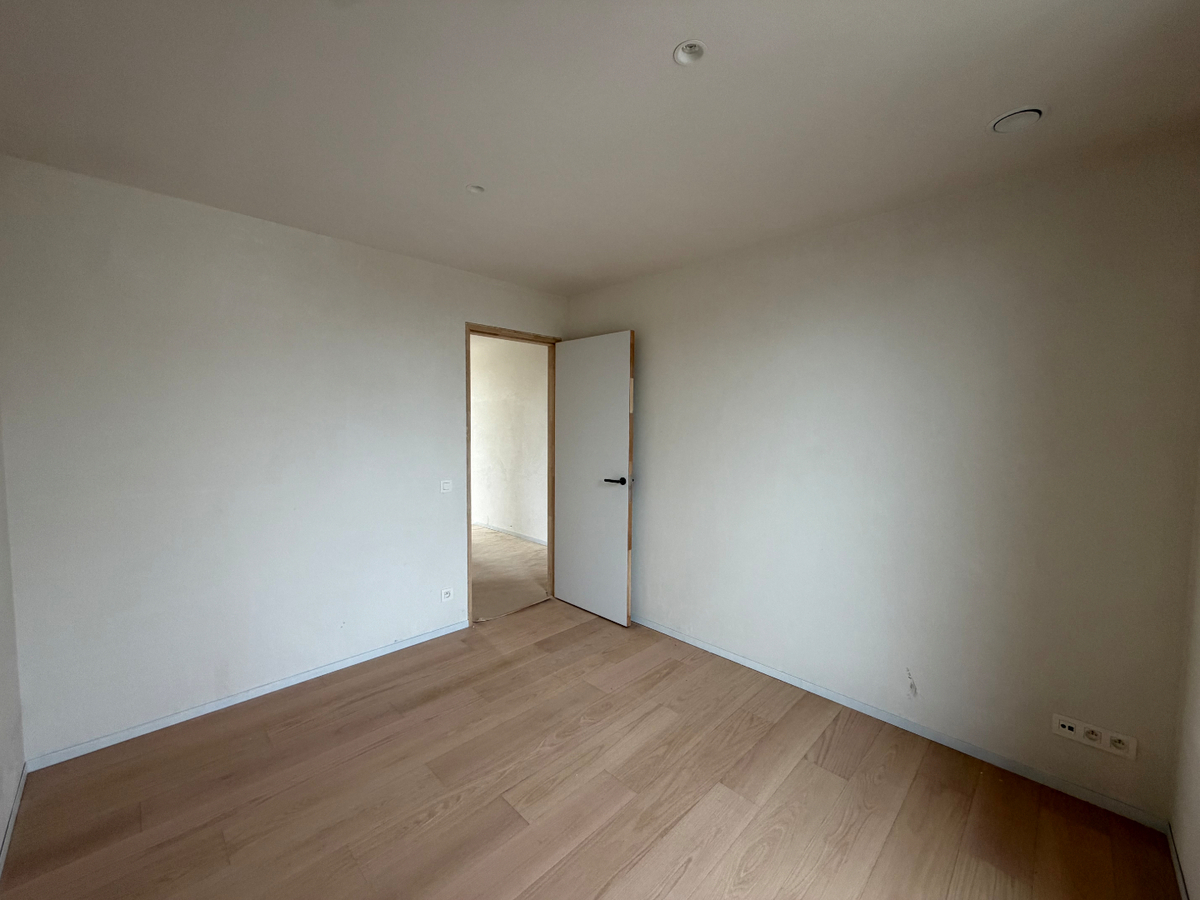 Ruime nieuwbouwwoning met terras en tuin. 