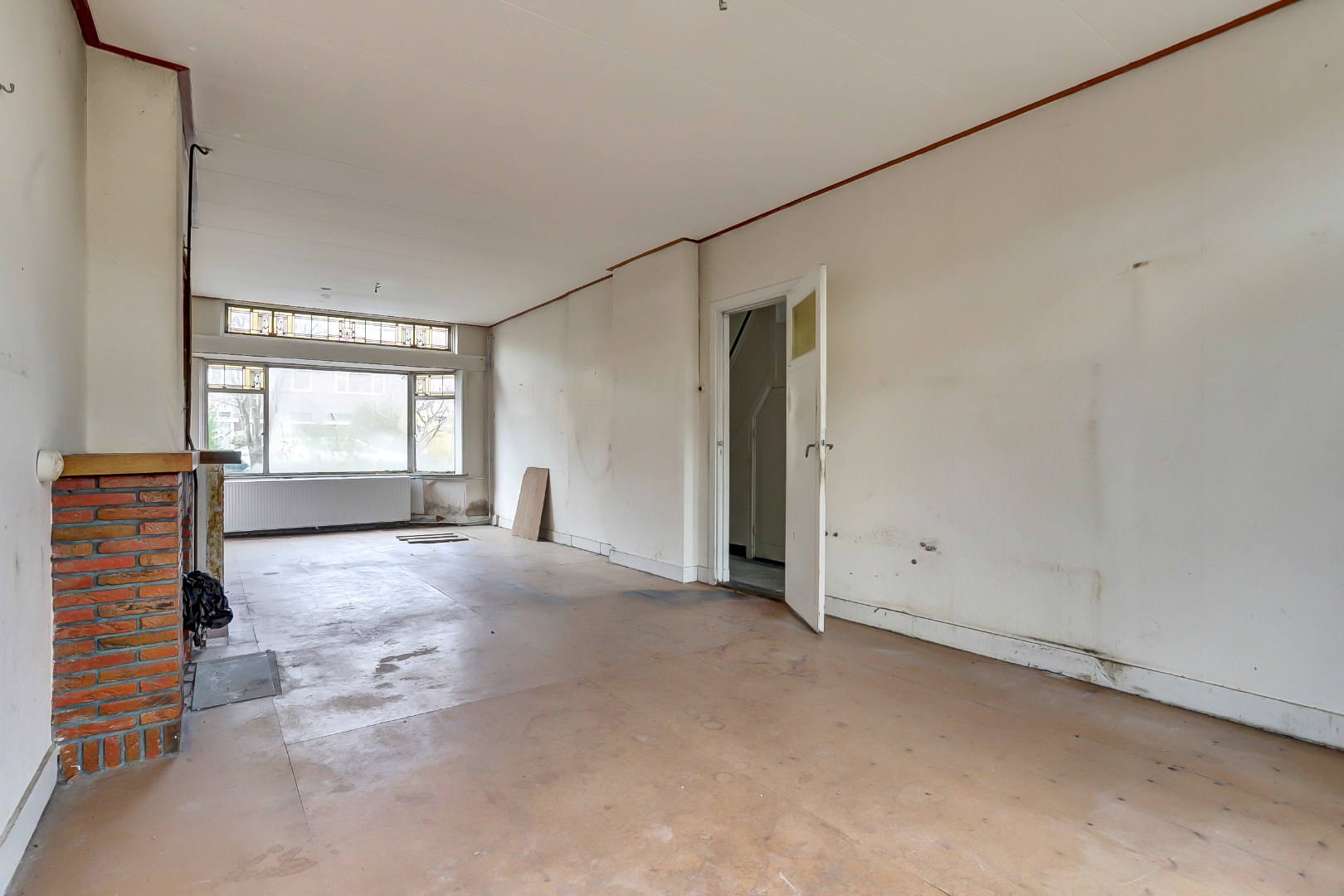 Unieke kans?! Zelf transformeren vanuit de vorige eeuw naar uw eigen hedendaagse smaak, dat kan met deze 5-kamer tussenwoning met 20m diepe tuin! 